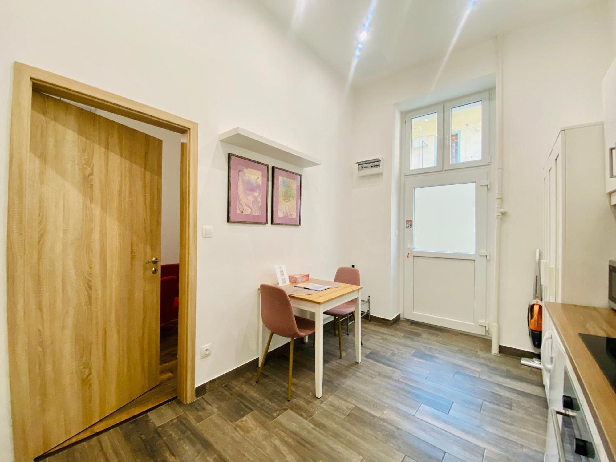 Peaceful In - Brick House Apartment *